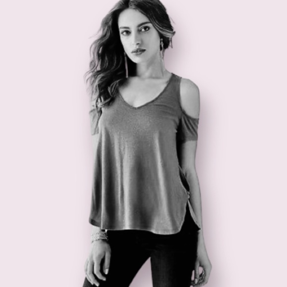 GUESS Cold Open Shoulder Silde Slit Top in Heather Gray